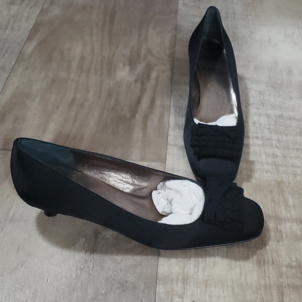 Salvatore Ferragamo black 7.5 2A heel